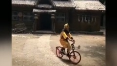 搞笑音乐 - 猴哥穿越,骑上共享单车了