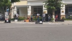 音乐短片 - 2 Em Tây Ngẫu Hứng Trên Phố Đi Bộ