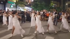 音乐短片 - Cả Phố Đi Bộ thất thủ vì màn nhảy vũ điệu cồng chiêng của các thiên thần này