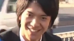 群星,亚洲群星,日本群星,搞笑音乐,日本娱乐 - 普通路人突然被一群娱乐记者包围不知所措的日本小哥尴尬应对