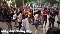 音乐短片 - Cô gái chống đẩy vì nhảy dây trên Phố Đi Bộ