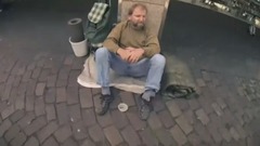 音乐短片 - Three of young Germans brought a surprise to the homeless, infecting everyone present