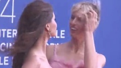 音乐短片 - 捷克超模卡罗莱娜-科库娃 身着粉色薄纱长裙出席在威尼斯电影节