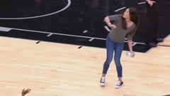 音乐短片 - 這位正妹在 NBA 球場扔衣服到觀眾席,讓網友都驚呆了!