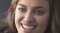 音乐短片 - 伊莲娜衣衫不整身 披头散发腮晕桃红