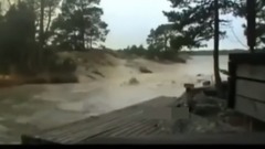 音乐短片 - 閃電打在河面上,整條河都沸騰,河裡的魚應該。。。