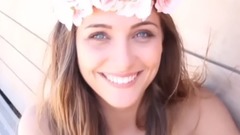 音乐短片 - 托万女友着衣清凉 甜美微笑尽享微风抚发