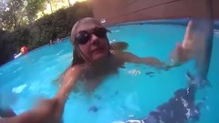 音乐短片 - 令人窒息!水下惊现圆形巨物竟是胸部在漂浮