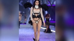 音乐短片 - 性感睡袍演极致诱惑!金小妹参加维密内衣秀