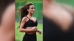 音乐短片 - 超模健身90度弯腰不惧尴尬 腹肌紧实身材热辣