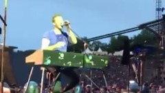 Coldplay - 「能幫你伴奏嗎?」幸運歌迷被Coldplay邀上台演奏嗨翻全場 (中文字幕)