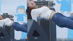 音乐短片 - 顺着屁股来回游走 开窗牛仔裤热舞一次撩到神经