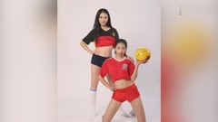 音乐短片 - 性感足球宝贝场下过招 上演热辣写真巅峰对决