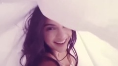 音乐短片 - 詹娜诠释真性感秒杀卡戴珊 手捂美胸半裸撩人