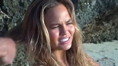 音乐短片 - 嫩模水中与海龟嬉戏 丰胸大长腿夺人眼球