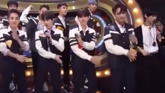 EXO,吴世勋(EXO),KAI(EXO) - Exo Power现场, Jisoo担当MC,欧巴们开心抛娃