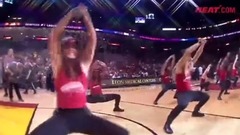 音乐短片 - 美胸电臀齐上阵!热火拉拉队美女卖力热舞