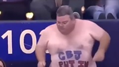 音乐短片 - 胖哥抢镜脱衣舞新作 美女球迷配合嗨翻全场