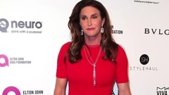 音乐短片 - 卡戴珊变性继父与脱衣舞舞后合影