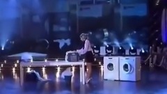 音乐短片 - 奥斯大帝女友演脱衣舞 秀热辣身材&遭男伴吮胸