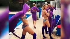 音乐短片 - 美女上演“脱衣舞”