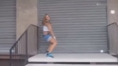 音乐短片 - 巴神前女友家门口跳热舞 热裤露脐装大秀电臀