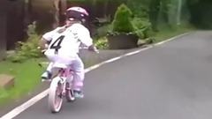 音乐短片 - 超短裙美女骑车春光乍泄 花样摔车爆笑不止