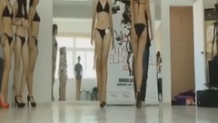 音乐短片 - 模特大赛后台参赛女生穿泳装席地而坐