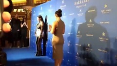 音乐短片 - 穿金戴银凸显曲线 卡戴珊紧身礼服现身赌城夜店