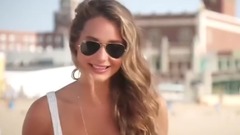 音乐短片 - 穿这么少还玩飞镖!意名媛勾魂媚眼如丝大逛游乐场