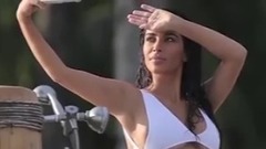 音乐短片 - 露完胸又露腿!金卡戴珊高叉泳装致命诱惑