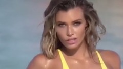 音乐短片 - 蜂腰翘臀娇艳欲滴 英超女郎波涛汹涌齐袭海滩