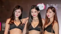 音乐短片 - 格斗赛举牌女郎齐助阵 勾肩搭背紧身裤略尴尬