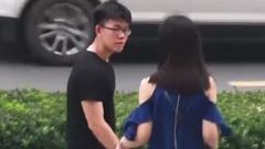 音乐短片 - 社会实验:当年轻男生被美女叫叔叔,爆笑的反应证明了:不只是女人在乎年龄!