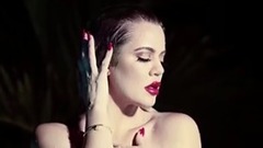 音乐短片 - TT太幸福!卡戴珊拍全裸性感大片秀完美身材