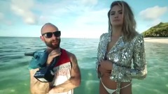 音乐短片 - 这画面看得快要窒息!抖奶超模海边拍摄超性感写真