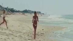 音乐短片 - 双乳摇摇晃晃! 抖奶超模海边奔跑点燃你的欲望