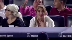 音乐短片 - “抖奶超模”阿普顿观战MLB 低胸装撒娇卖萌