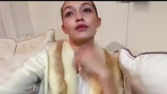 音乐短片 - Vogue三月刊封面拍摄花絮 七位超模在海滨的悠闲时光