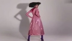 音乐短片 - Vogue邀来七位超模,演绎新季粉色裙装风潮