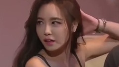 音乐短片 - 韩举牌女郎喂拳手吃东西 亲密挑逗无底线惹人羡