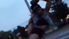 音乐短片 - 驾驭不了?狂野女郎大秀翘臀钢管舞说来就来