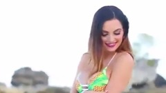 音乐短片 - 假期怎能没有美女相伴?性感比基尼一上一打