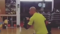 音乐短片 - 举牌女郎竟然是搏击高手 训练秀豪乳我想当沙袋