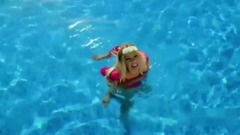 音乐短片 - 靠她才射的准!扎卡女友性感MV美腿吸睛