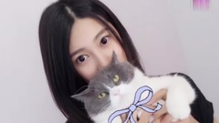 音乐短片 - 刘晓宇靓妞抱猫晒美照
