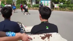 迷笛音乐节 - 三个男孩子一起开车,这车速⋯⋯
