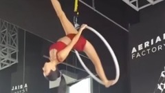 音乐短片 - 美女高空玩吊环 秀极致身材险些坠下动作惊险震惊