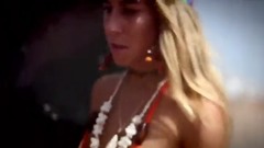 音乐短片 - 美女难耐火辣骄阳 穿比基尼玩滑板春光乍泄