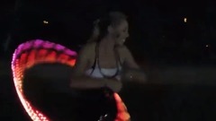 音乐短片 - 美女亮色皮裤玩转呼啦圈 露小蛮腰练就秘籍